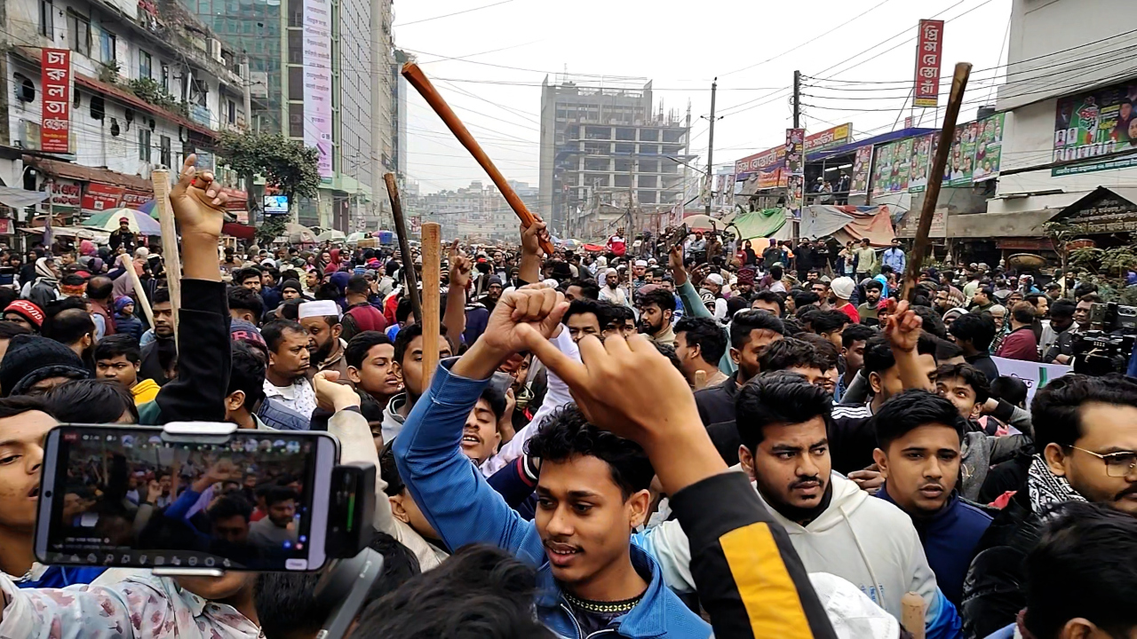 কারওয়ান বাজারে চাঁদাবাজি বিরোধী মানবন্ধনে হামলা
