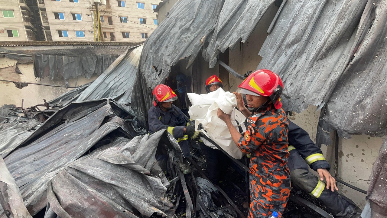 কেরানীগঞ্জে গ্যাস লাইটার কারখানায় আগুন: পাঁচজনের মরদেহ উদ্ধার