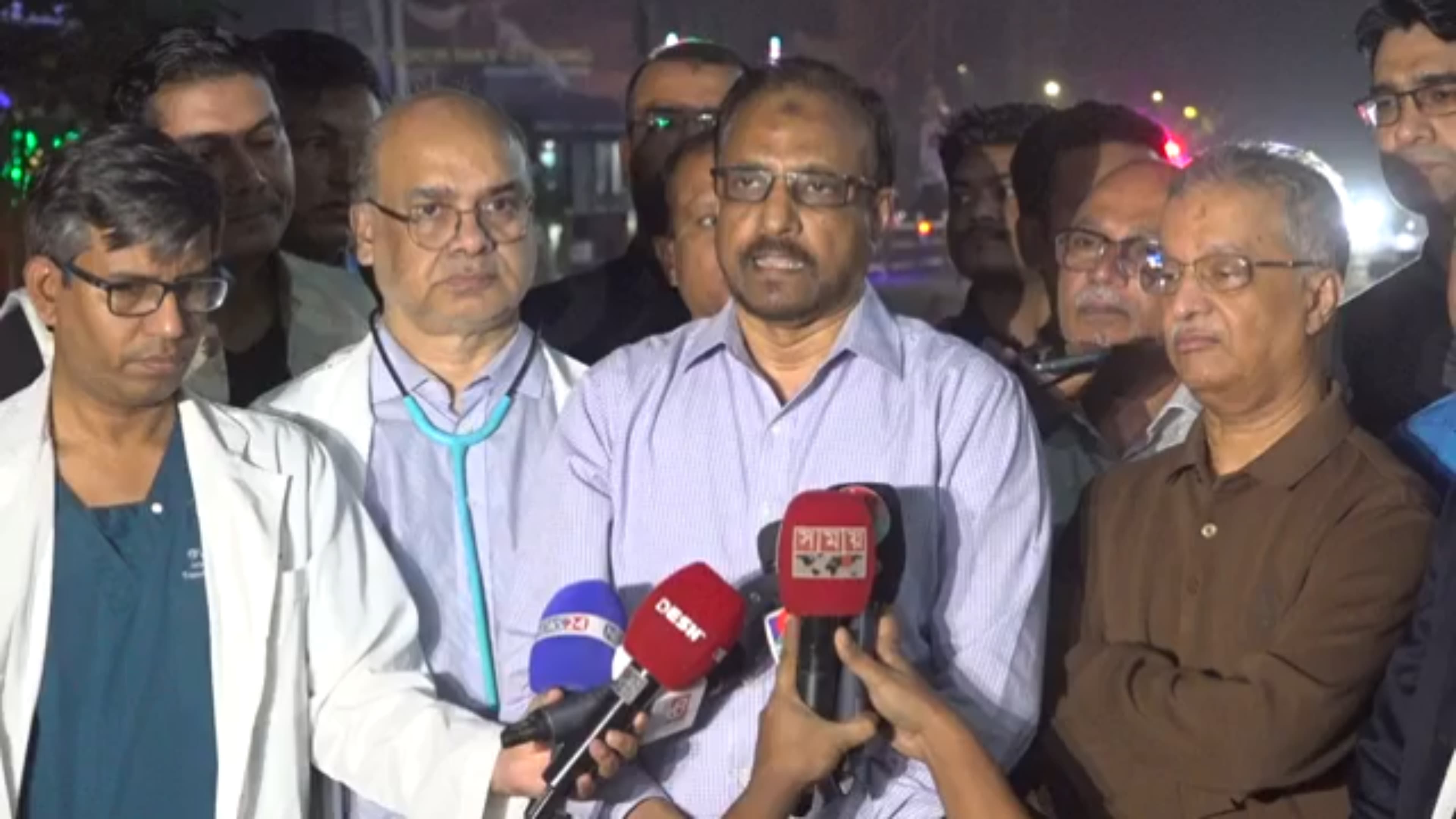 রোববার রাতে এভারকেয়ার হাসপাতালের সামনে সংবাদ সম্মেলন করেন বিএনপি চেয়ারপারসনের জন্য গঠিত মেডিকেল বোর্ডের সদস্য অধ্যাপক এফএম সিদ্দিকী। ছবি: বাসস