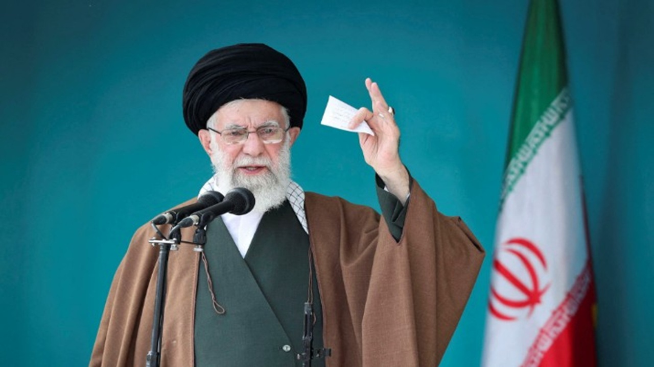 আয়াতুল্লাহ আলী খামেনি যেভাবে ইরানের সর্বোচ্চ নেতা হয়ে উঠেছিলেন