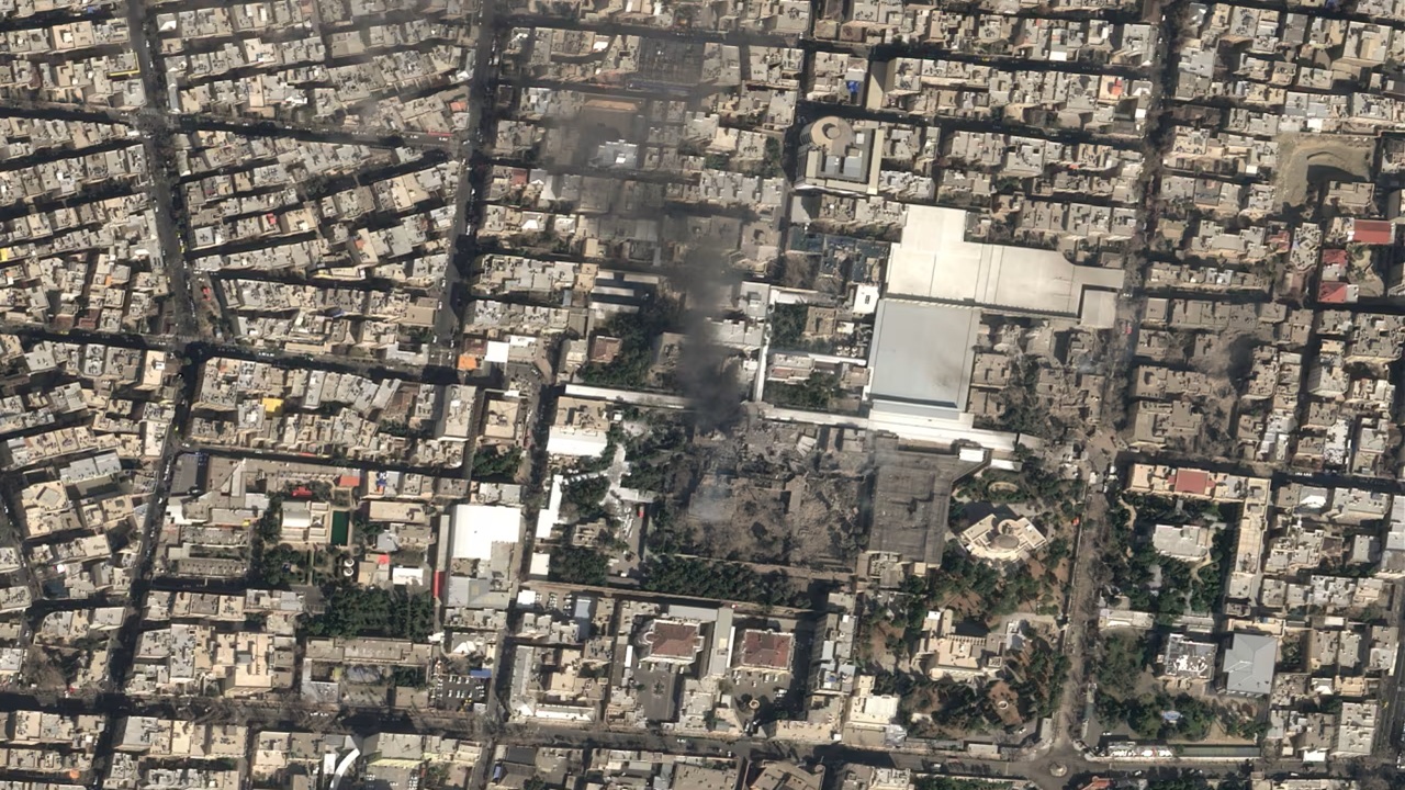 বাসভবনে কালো ধোঁয়া, খামেনি কি মারা গেছেন?