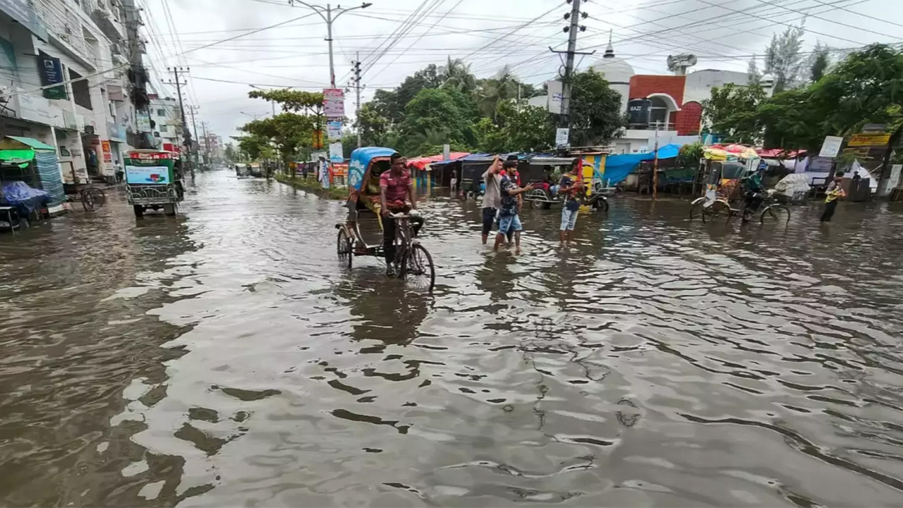 জলাবদ্ধতায় নাকাল খুলনা, ৮২৩ কোটি টাকার প্রকল্পের সুফল কোথায়