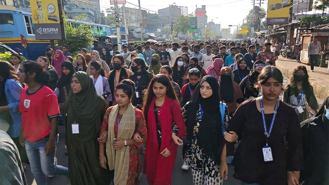 খুলনায় শিক্ষামন্ত্রীর পদত্যাগ দাবিতে শিক্ষার্থীদের সড়ক অবরোধ ও বিক্ষোভ