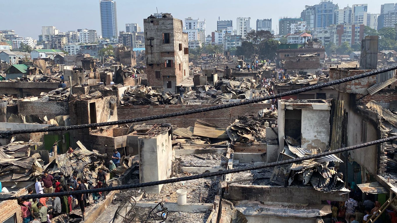 ১৬ ঘণ্টা পর পুরোপুরি নিভল কড়াইল বস্তির আগুন