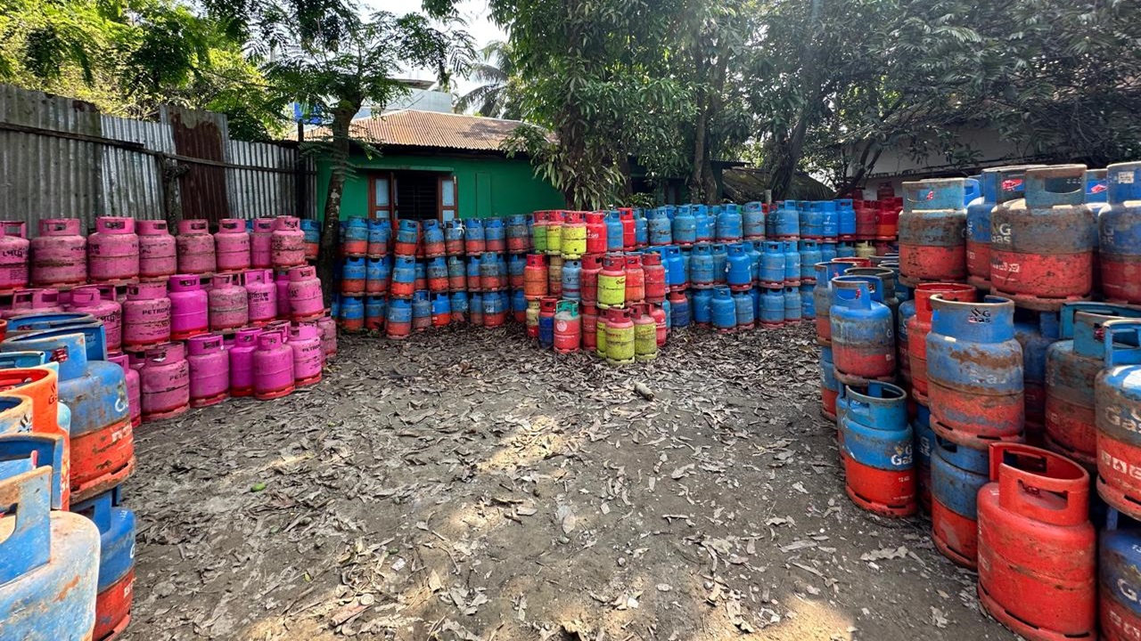 বরিশালে অবৈধভাবে গ্যাস সিলিন্ডার মজুত, ১ লাখ টাকা জরিমানা