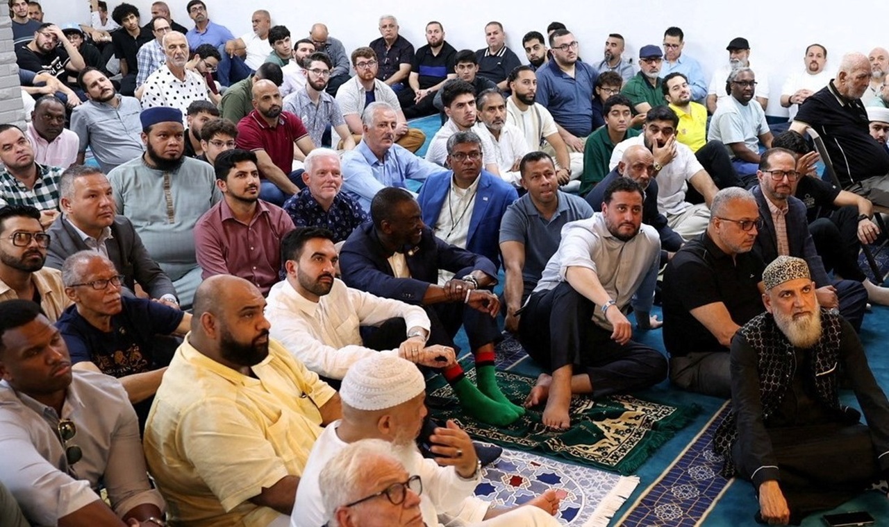 নামাজ আদায় করে মামদানির প্রথম সফর শুরু