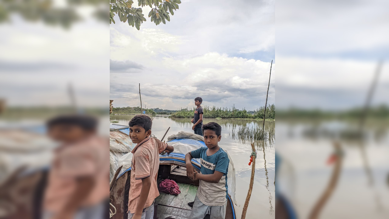 বাবা-মায়ের এনআইডি না থাকায় ক্লাসরুমে ভেতরটা দেখতে পায় না মান্তা শিশুরা। ছবি: চরচা