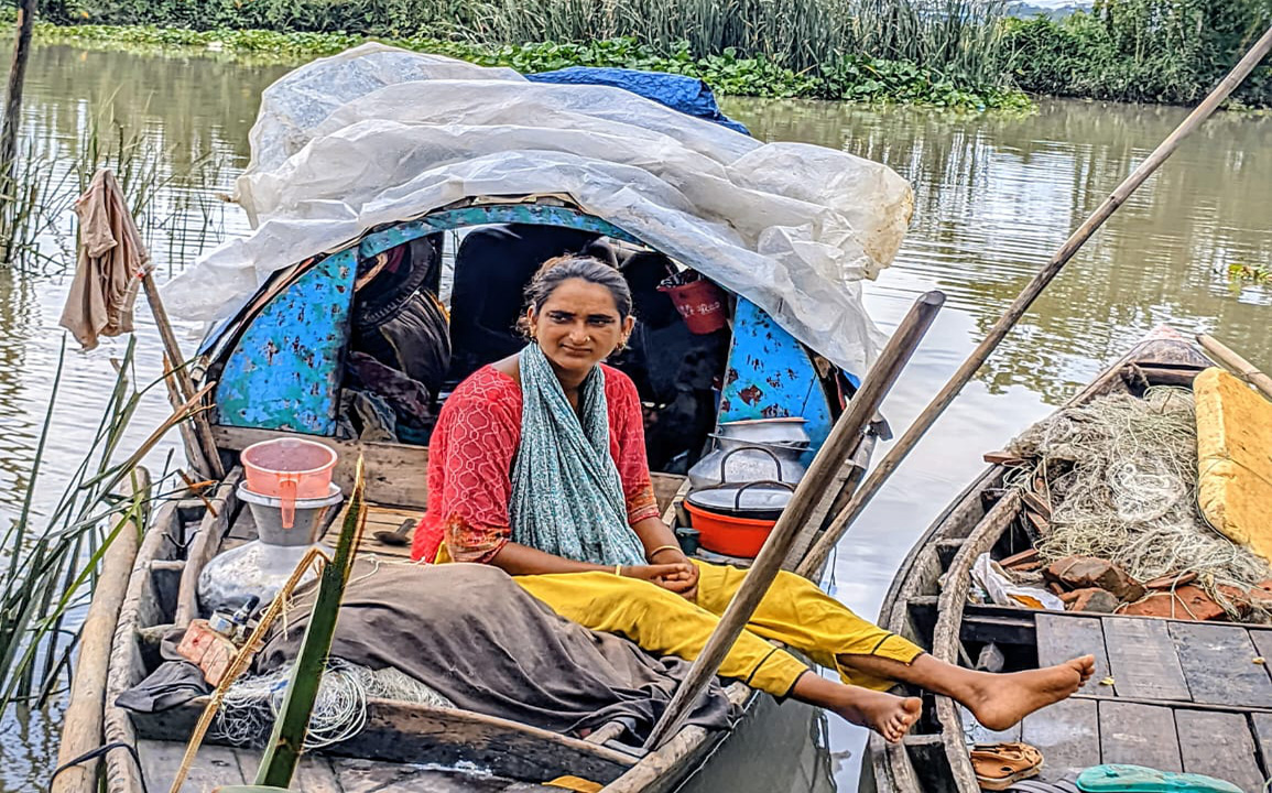 জন্ম, মৃত্যু বেড়ে ওঠা সবাই নৌকায়। নৌকাতেই কাটে মান্তা নারীদের জীবন। ছবি: চরচা