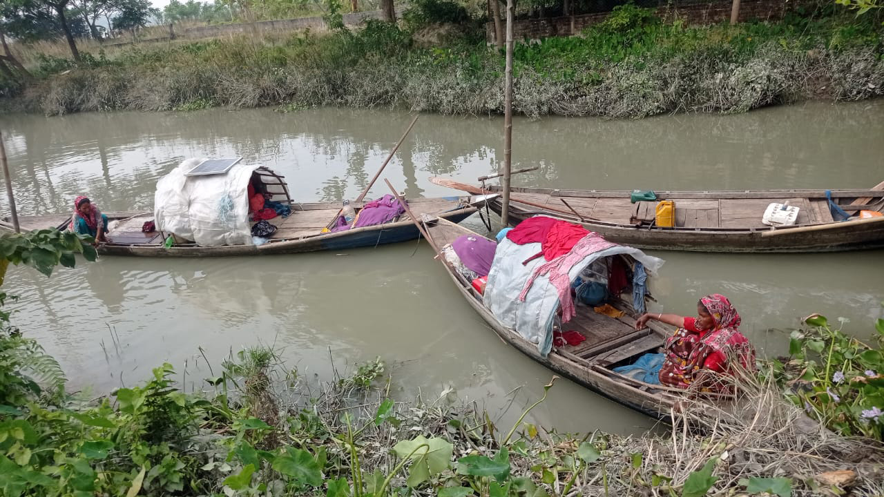 জন্ম নৌকায়, মৃত্যুও নৌকায়, নাম নেই সরকারের খাতায়!