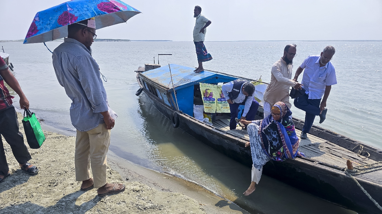 চর এলাকাতেও শুরু হয়েছে হামের টিকাদান কার্যক্রম। ছবি: ডব্লিউএইচও