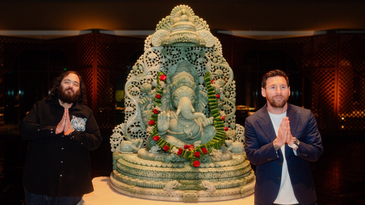 মেসিকে দেওয়া ১৫ কোটি টাকার ঘড়ি কী দিয়ে তৈরি?