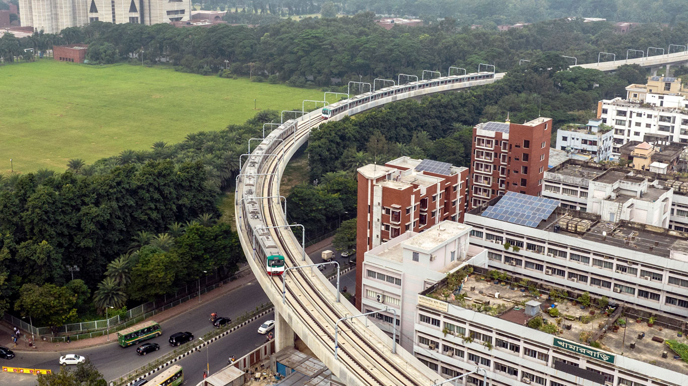 মেট্রোরেলের ছাদে উঠে পড়ল দুই ব্যক্তি, চলাচল বন্ধ