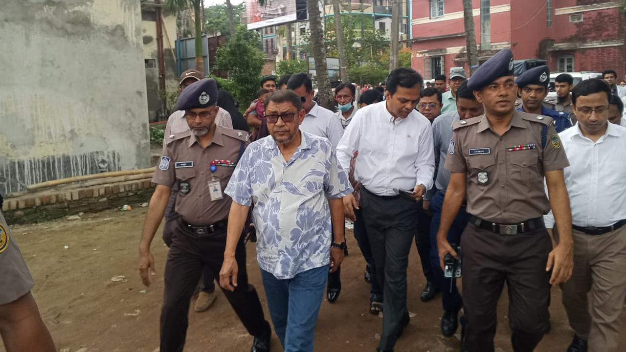 হুট করেই হাসপাতালে স্বাস্থ্যমন্ত্রী, অনুপস্থিত কর্মীকে করলেন বরখাস্ত