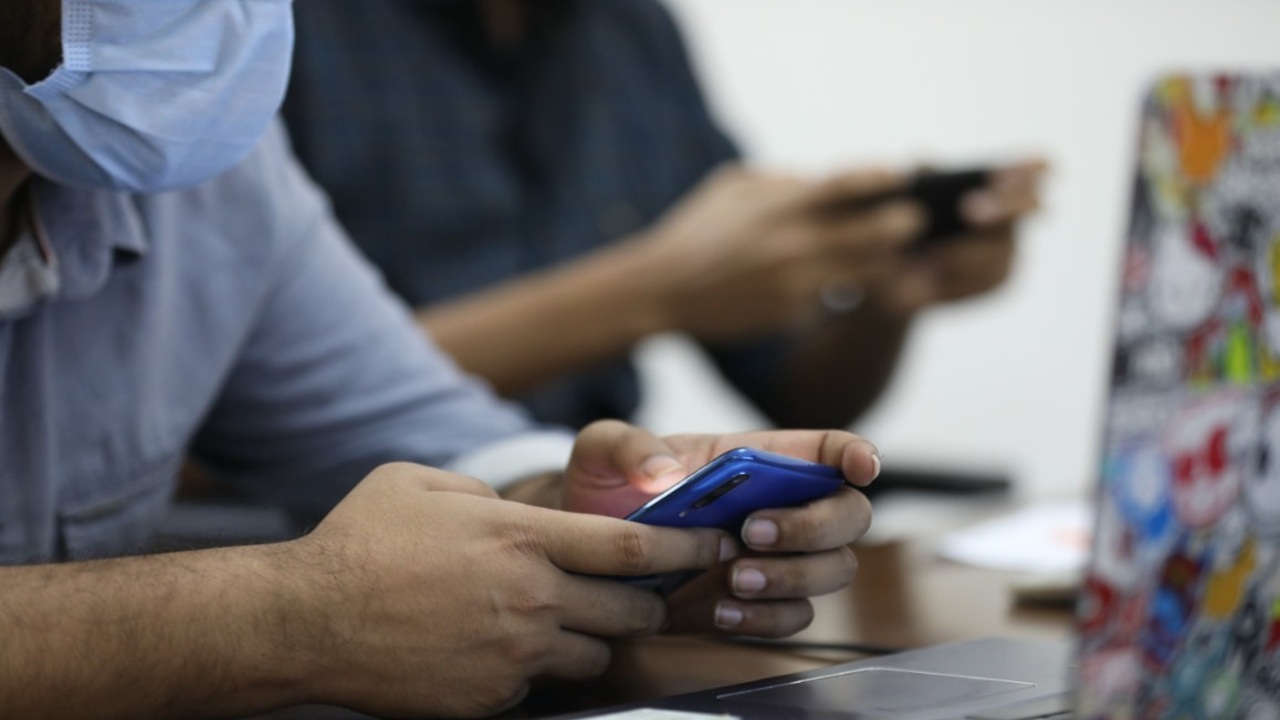 বাংলাদেশের ভোটের যুদ্ধ: ফেসবুক, টিকটক, ইউটিউব