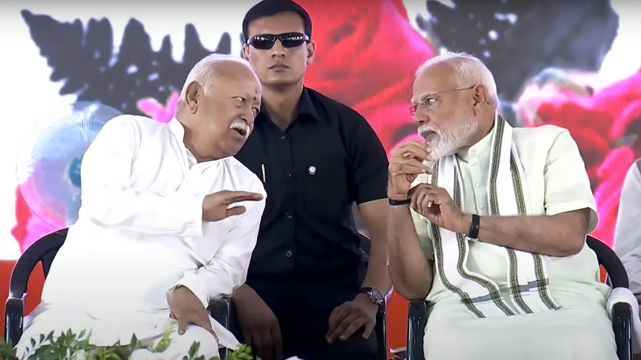 ২০১৪ সালে নরেন্দ্র মোদির প্রধানমন্ত্রী হিসেবে নির্বাচিত হওয়ার মাধ্যমে আরএসএস-এর বহুদিনের আকাঙ্ক্ষা অবশেষে বাস্তব রূপ পায়। রয়টার্সের ছবিতে আরএসএস প্রধান মোহন ভগবত ও মোদি
