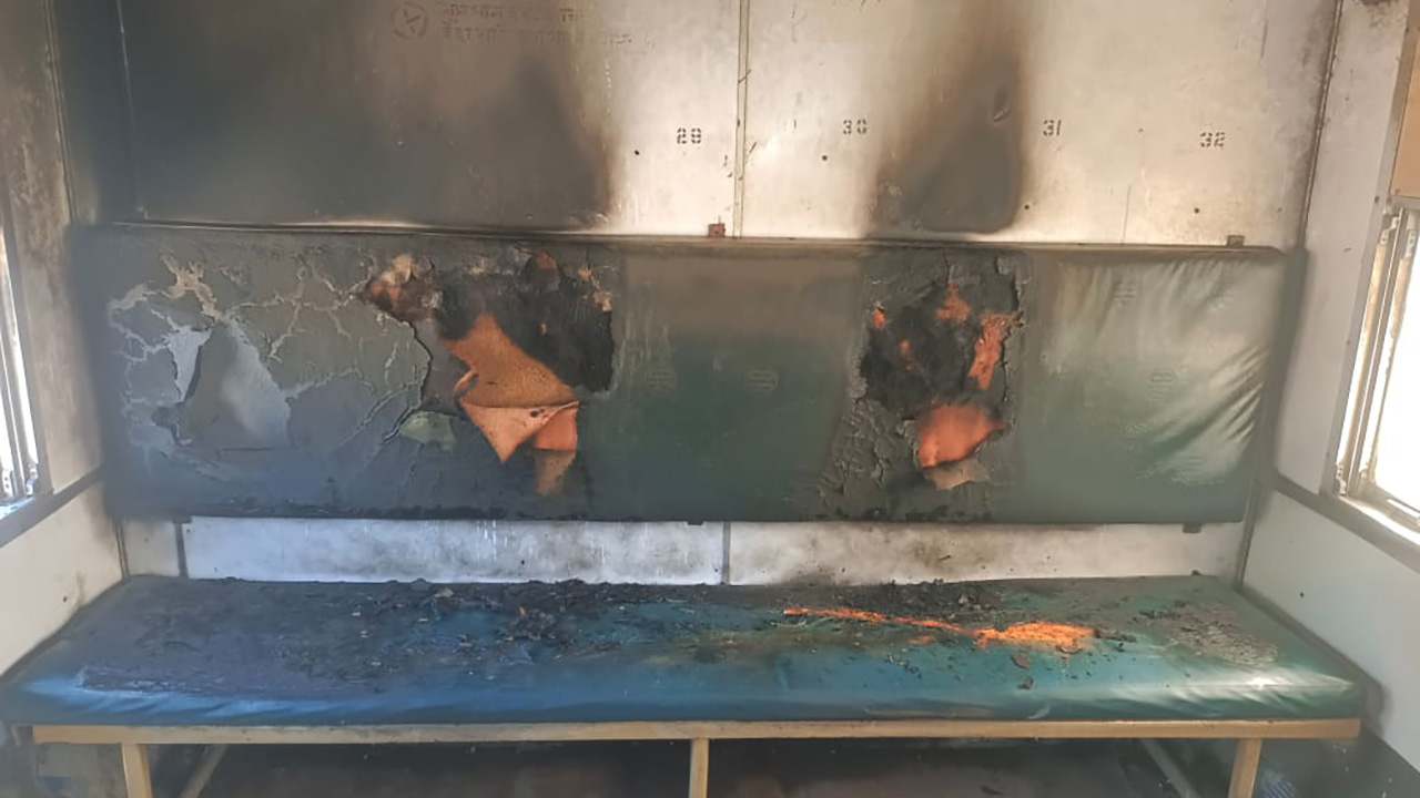 ময়মনসিংহ রেলস্টেশনে দাঁড়িয়ে থাকা ট্রেনে আগুন