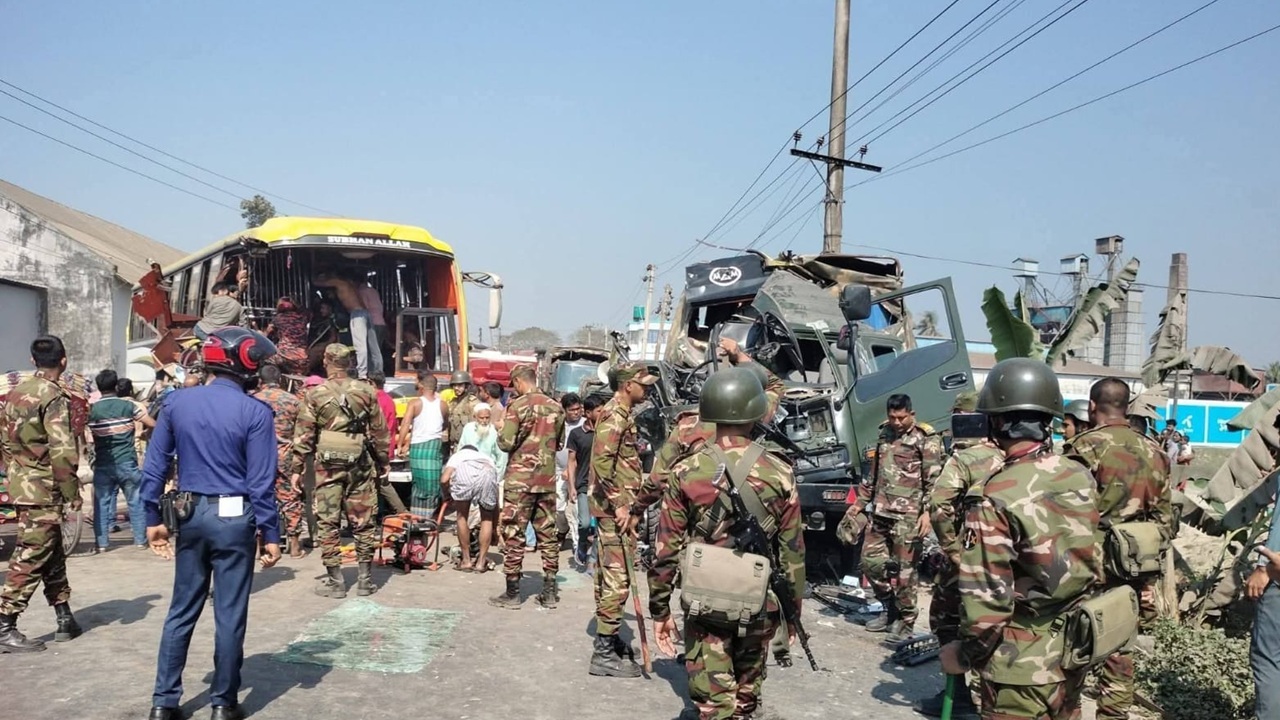 সেনাবাহিনীর গাড়ির সঙ্গে বাসের মুখোমুখি সংঘর্ষ, ময়মনসিংহে নিহত ২