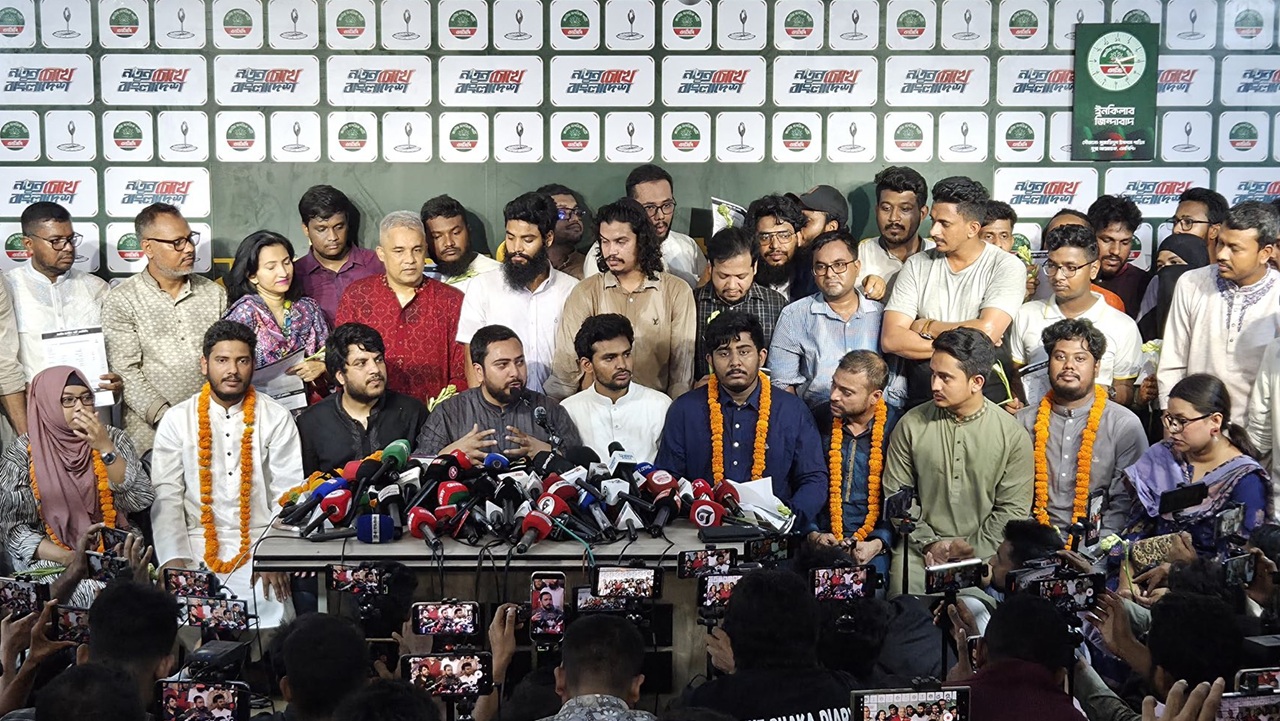 দেশ আগের মতোই আছে, আওয়ামী লীগের জায়গায় শুধু বিএনপি এসেছে: নাহিদ