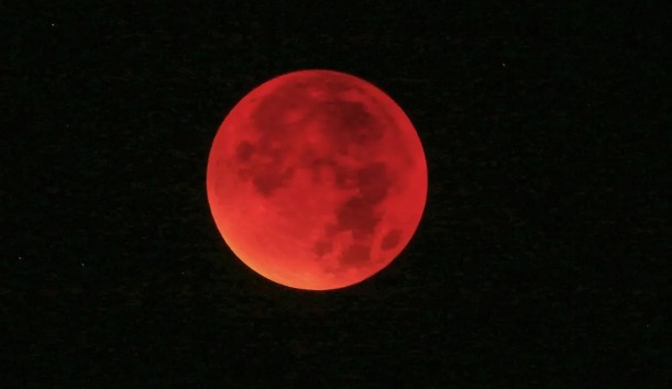 পূর্ণ চন্দ্রগ্রহণে কেন চাঁদ লাল হয়
