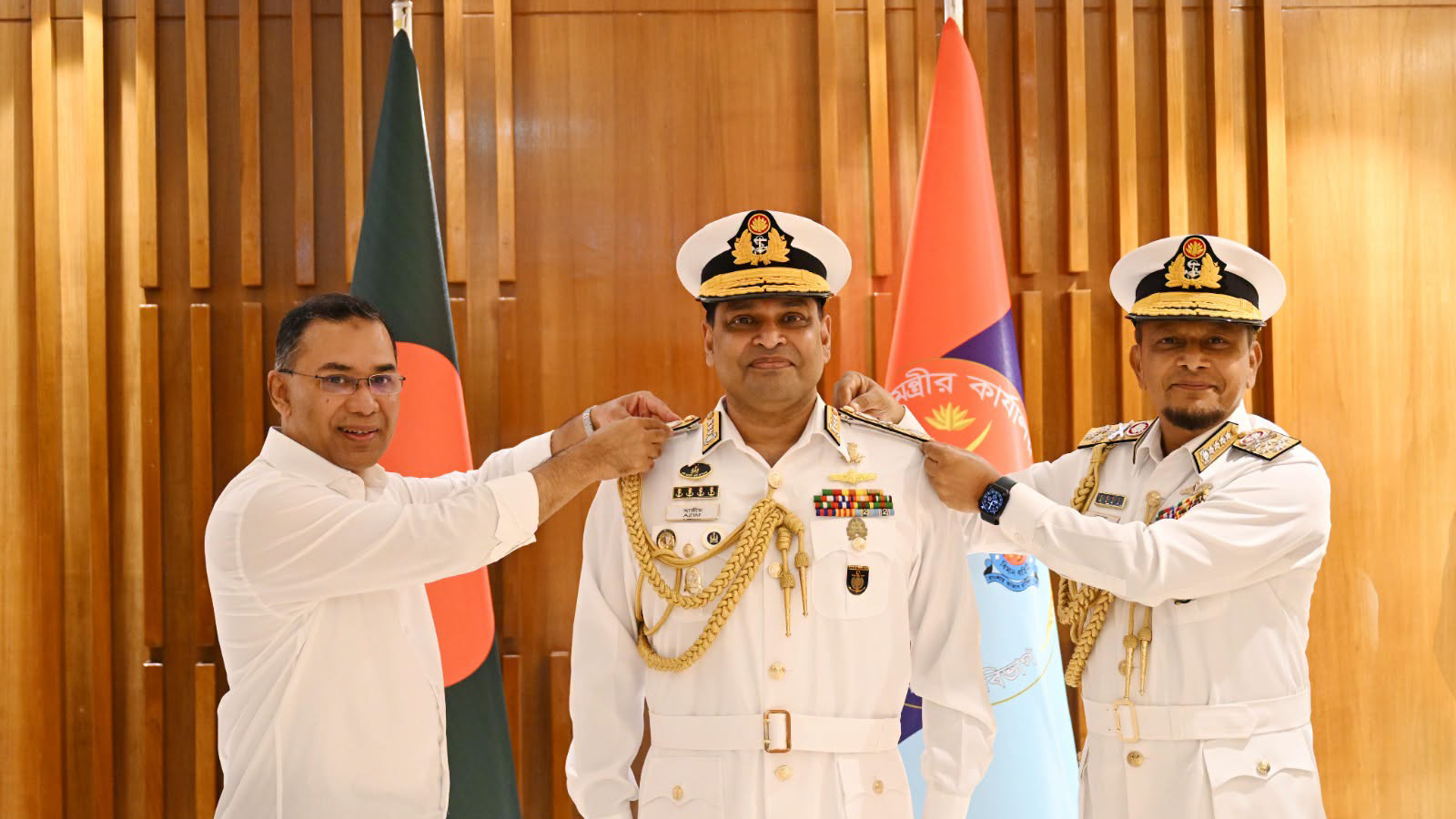 নতুন নৌপ্রধানকে ভাইস অ্যাডমিরাল র‍্যাংক ব্যাজ পরালেন প্রধানমন্ত্রী