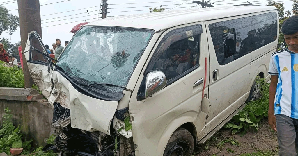 বিয়ের অনুষ্ঠান শেষে ফেরার পথে মাইক্রোবাস খাদে, নিহত ২