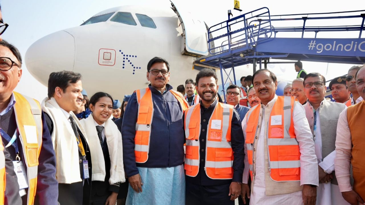 সরকার বিপুল অর্থ ঢেলে বিমানবন্দর বানায়, আর রাজনীতিবিদরা লাইনে দাঁড়িয়ে তা উদ্বোধন করেন। ছবি: উইকিমিডিয়া
