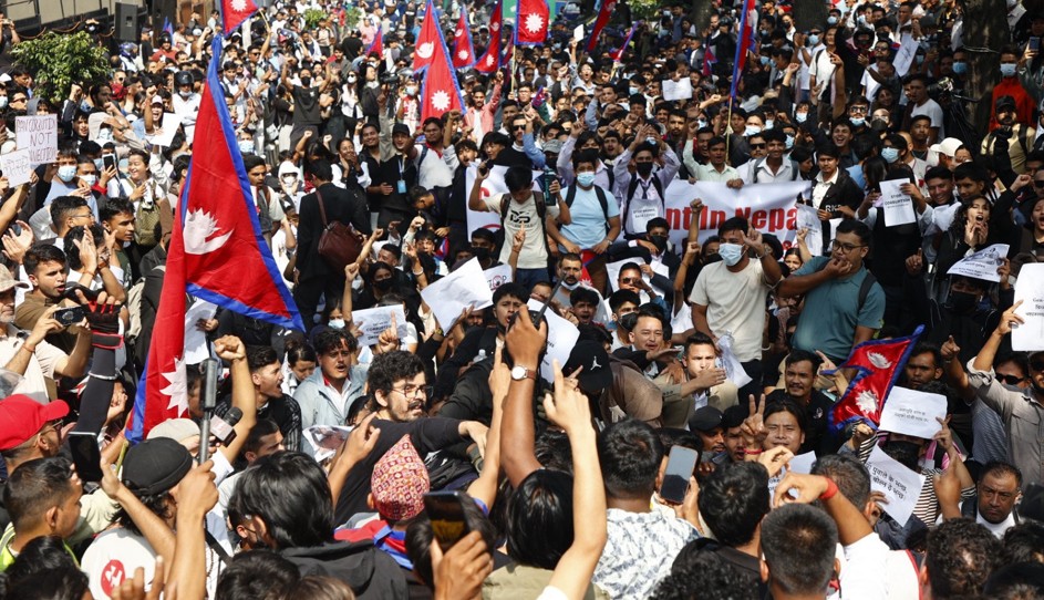 নেপালে আন্দোলনে নিহতদের স্বজনেরা পেনশন না পেলে মরদেহ নেবেন না