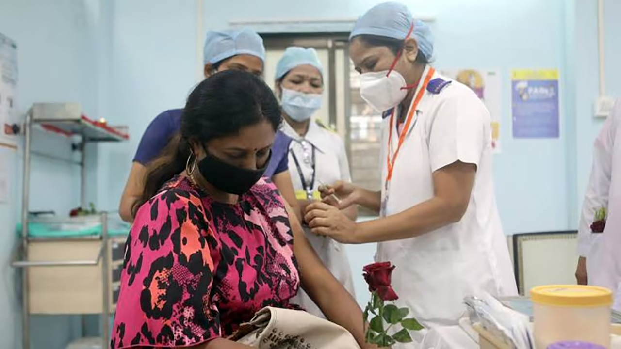 কেয়ার গিভার তৈরির আড়ালে নার্সদের কর্মপথ রুদ্ধের নীরব সংকট