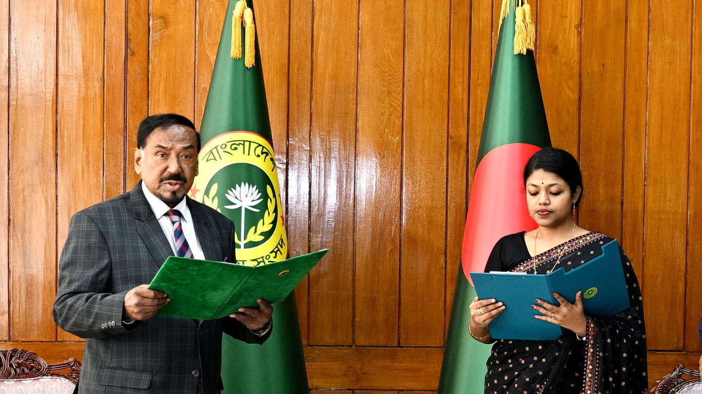 এমপির শপথ নিলেন নুসরাত