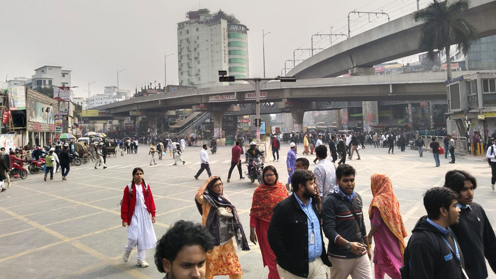 রাজধানীর ৪ সড়কে অবরোধ, তীব্র যানজট