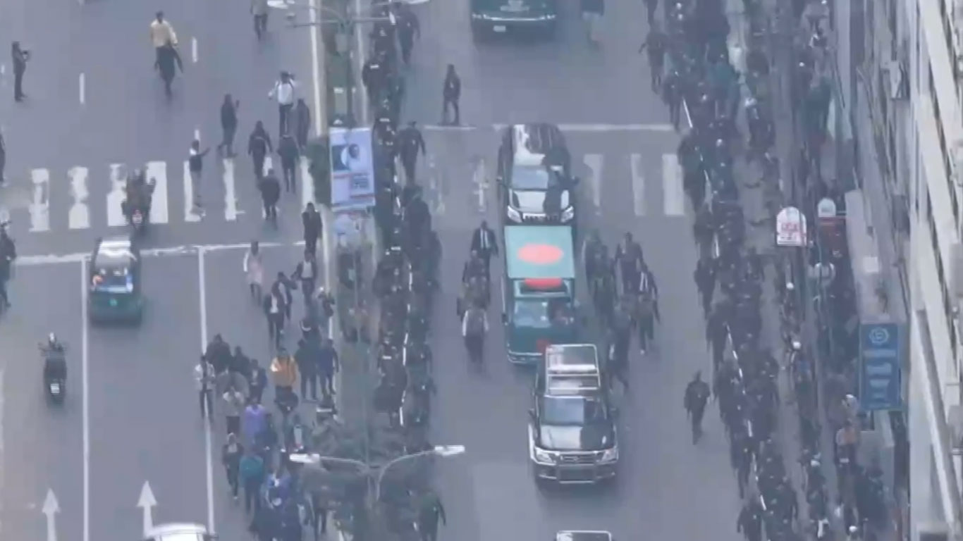 মানিক মিয়া অ্যাভিনিউয়ের পথে খালেদা জিয়ার মরদেহ