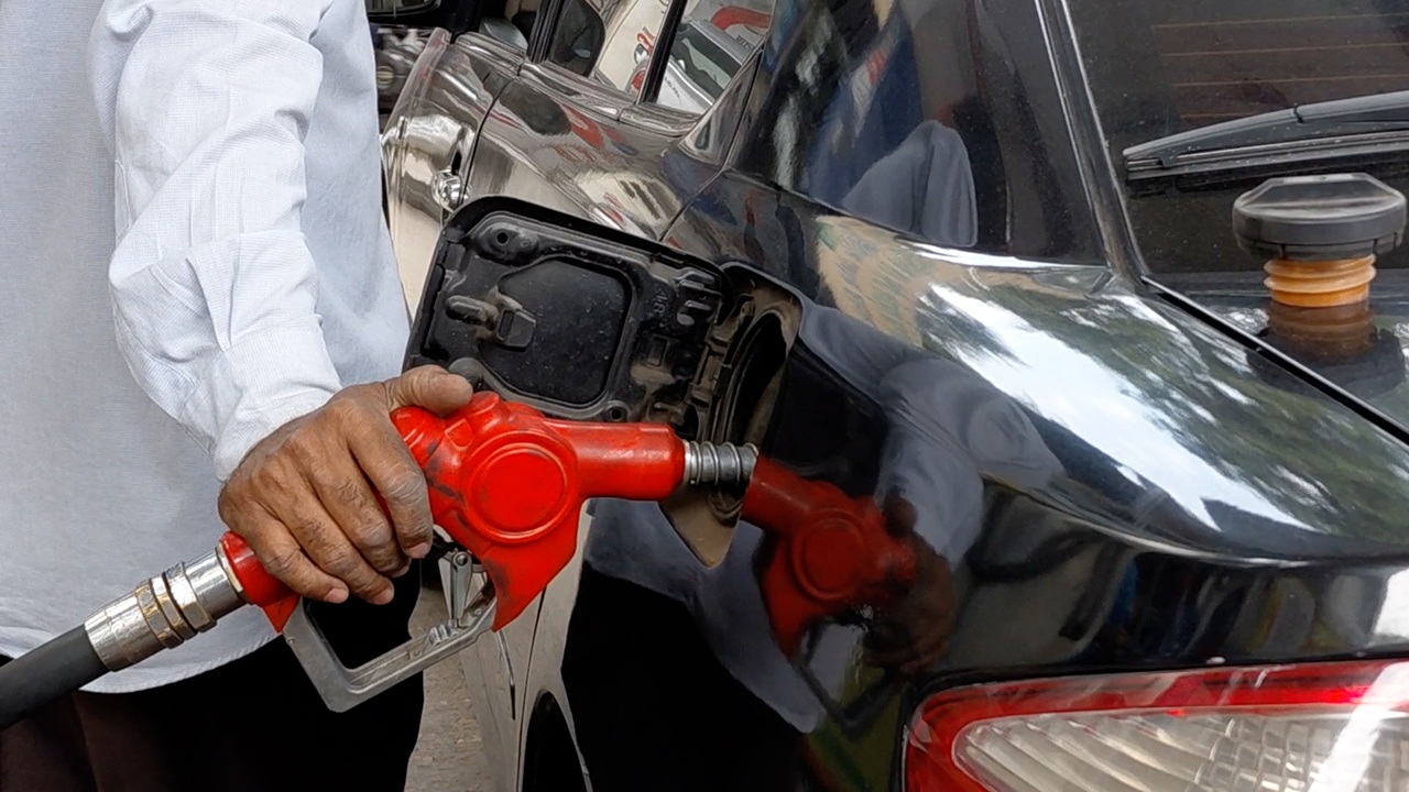 তেল নিয়ে দেশে আসলে হচ্ছেটা কী, আতঙ্ক কতটা?