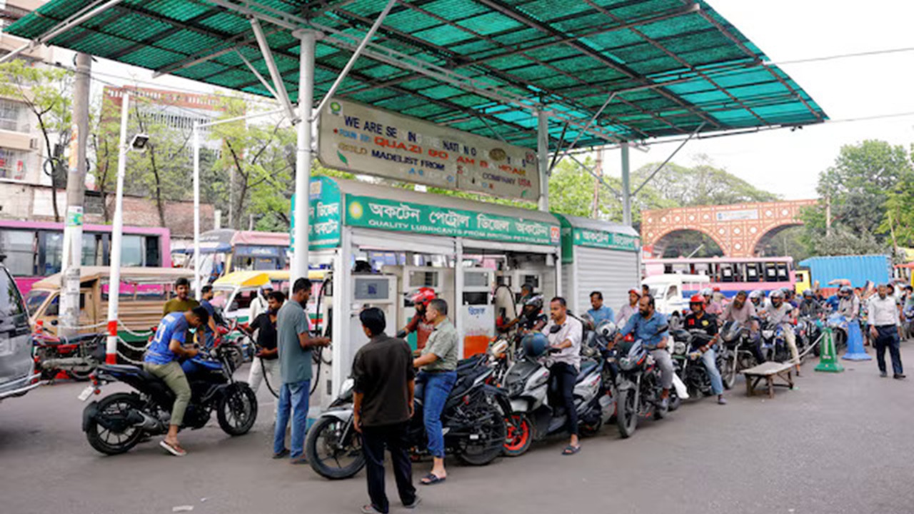 মধ্যপ্রাচ্যে যুদ্ধ: বাংলাদেশে জ্বালানি সংকট আছে, নাকি নেই?