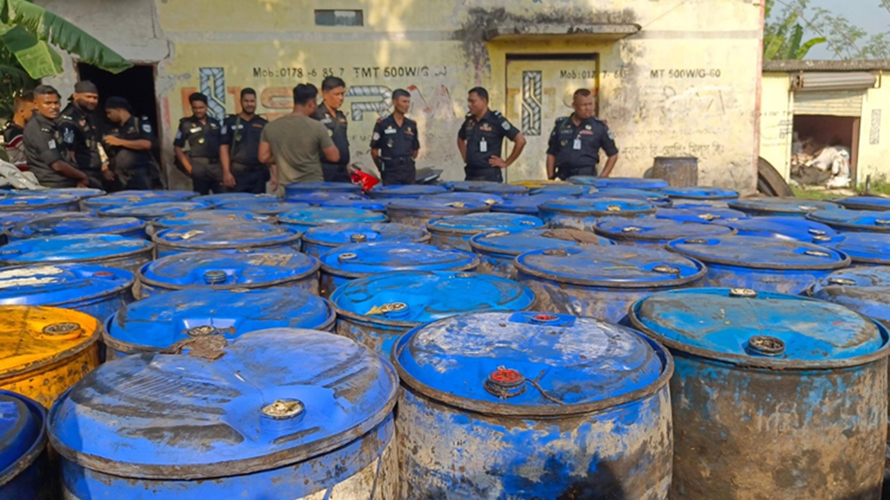 এক দিনে ১ লাখ ৬৫ হাজার লিটার ভোজ্যতেল জব্দ করেছে র‍্যাব