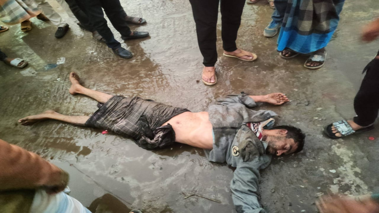 পিটুনির পর এভাবেই রাস্তায় পড়ে ছিলেন ওমর ফারুক। ছবি: চরচা