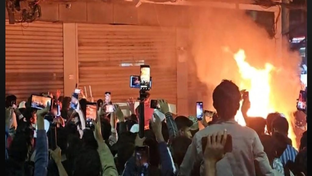 প্রথম আলো-ডেইলি স্টারে ভাঙচুর, আগুন