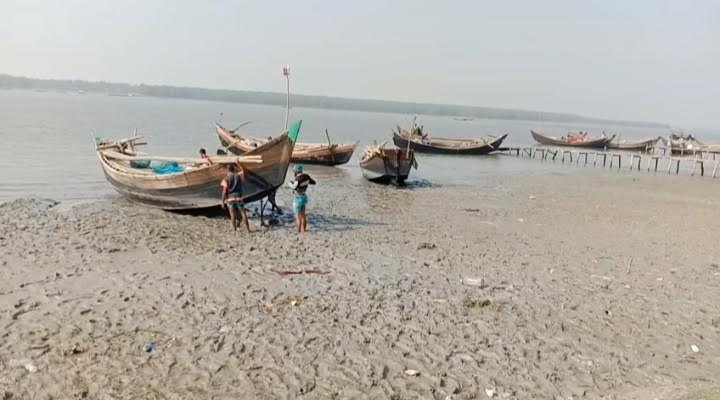 পটুয়াখালীতে হুমকির মুখে সামুদ্রিক জীববৈচিত্র্য, উপকূলীয় মানুষের জীবিকা
