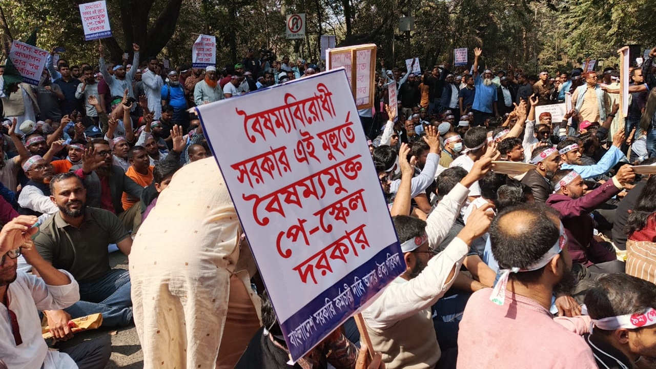 নবম পে-স্কেলের দাবি: যমুনার সামনে থেকে সরে শহীদ মিনারে আন্দোলনকারীরা