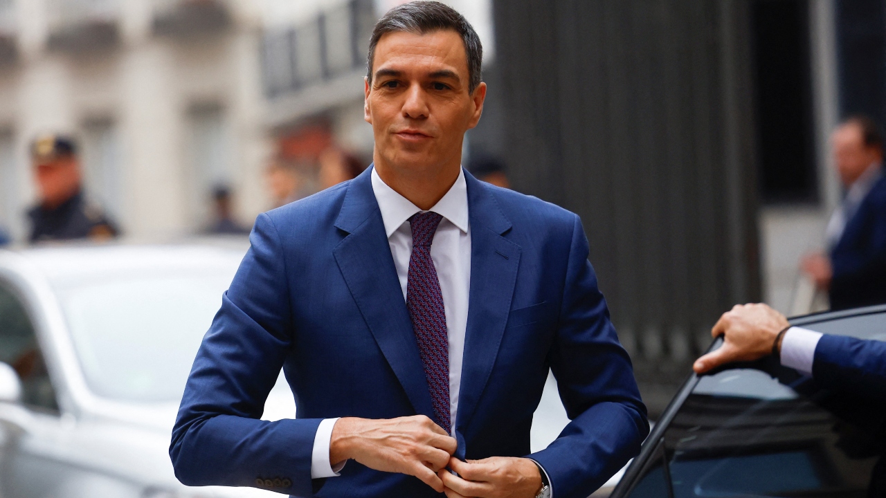 ট্রাম্পকে ঠেকিয়ে জনপ্রিয় সানচেজ নিজ দেশে কেন অজনপ্রিয়