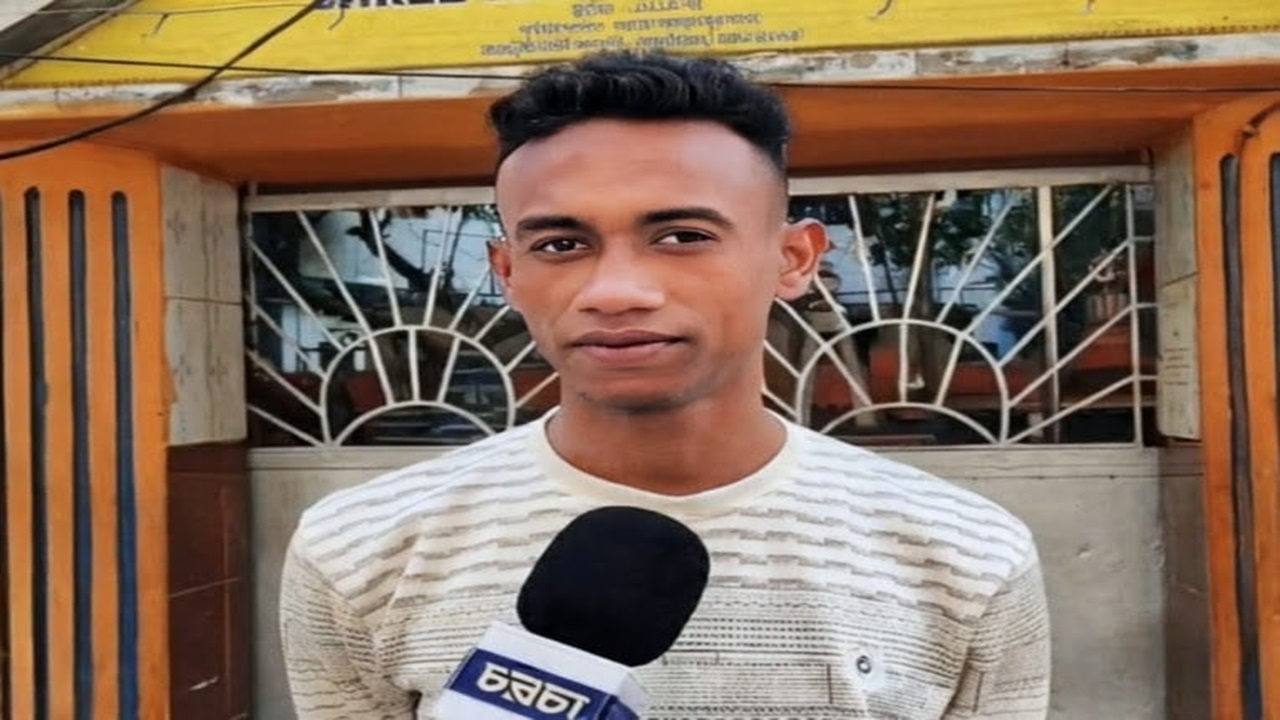 কলোনির সবচেয়ে বড় সমস্যা হলো মাদক- স্থায়ী বাসিন্দা আলাউদ্দিন। ছবি: চরচা
