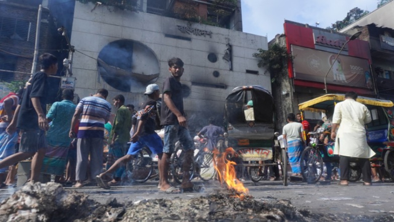 আওয়ামী লীগের পতনের পর ভাঙচুর চালানো হয় দলটির কেন্দ্রীয় অফিসে। ছবি: সুদীপ্ত সালাম