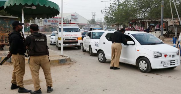 জ্বালানি সংকটের মধ্যে পেট্রোলের দাম কমাল পাকিস্তান, গণপরিবহনে যাতায়াত ফ্রি