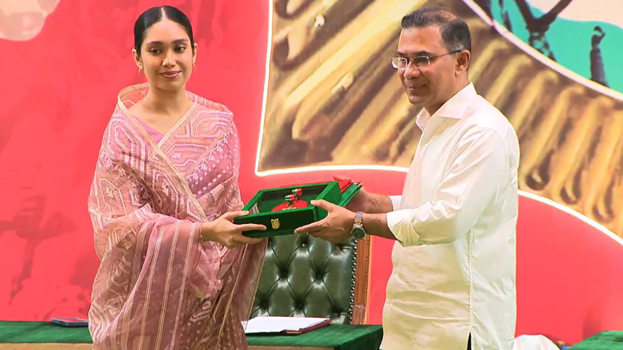 বৃহস্পতিবার ওসমানী স্মৃতি মিলনায়তনে সাবেক প্রধানমন্ত্রী খালেদা জিয়ার মরণোত্তর পুরস্কারটি নাতনি জাইমা রহমানের হাতে তুলে দেন প্রধানমন্ত্রী তারেক রহমান। ছবি : বাসস
