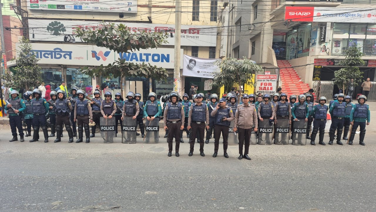 জনমনে স্বস্তি ফেরাতে রাজধানীতে পুলিশের মহড়া