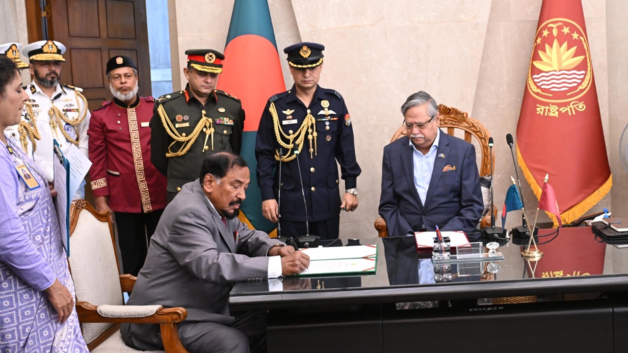 আওয়ামী রাষ্ট্রপতির মুখে বিএনপির প্রশংসা ও অমীমাংসিত মৌলিক প্রশ্ন