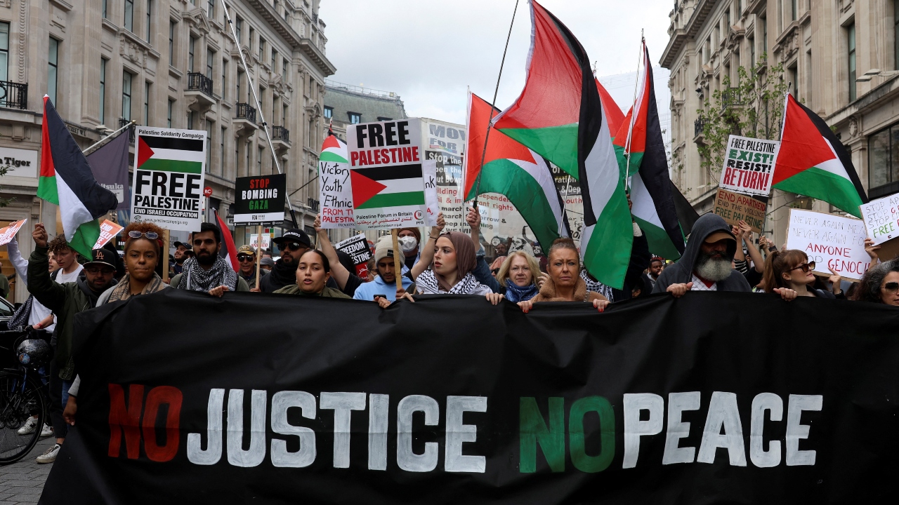 ব্রিটেনে ফিলিস্তিনপন্থী শিক্ষার্থীদের ওপর গোয়েন্দা নজরদারির অভিযোগ