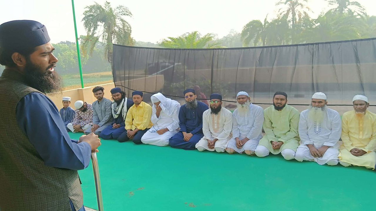 সৌদি আরবের সঙ্গে মিল রেখে পুঠিয়ায় ঈদ উদযাপন