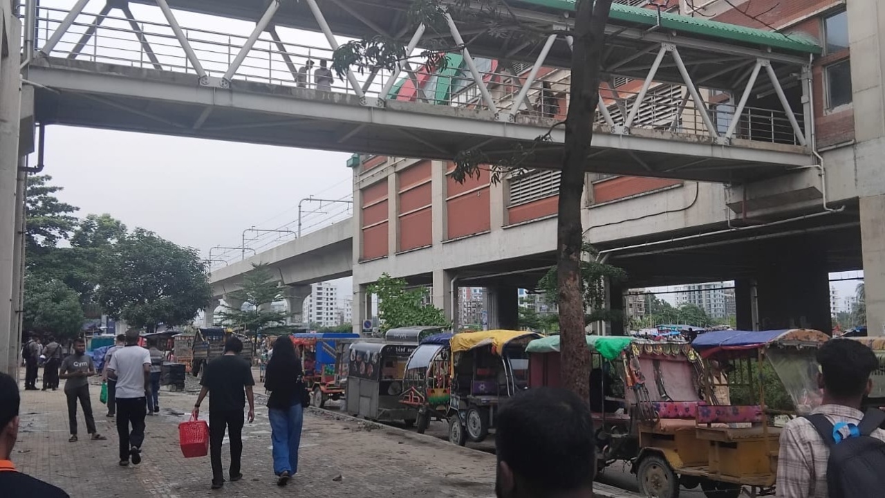 ডিএমপির উত্তরা বিভাগ ও ঢাকা উত্তর সিটি করপোরেশনের (ডিএনসিসি) দ্রুত হস্তক্ষেপে সড়কটি দখলমুক্ত করা হয়। ছবি: চরচা