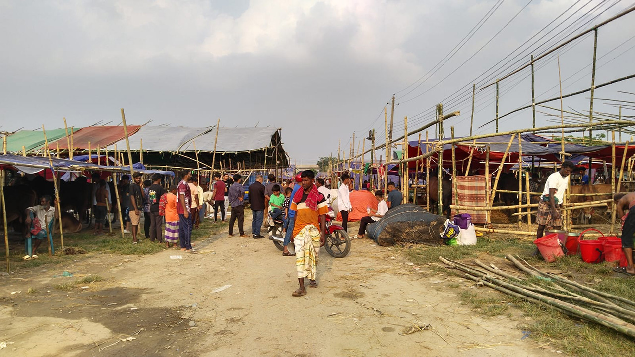 ঈদ ঘিরে হাট-বাজারে সতর্ক অবস্থানে আইনশৃঙ্খলা বাহিনী