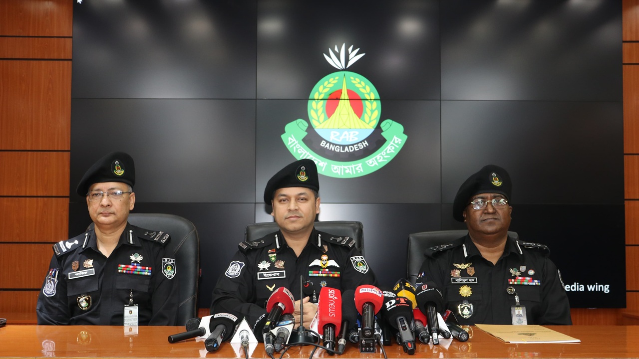 রাজধানী ও সিরাজগঞ্জে ১১ আগ্নেয়াস্ত্র-৮৯৭ রাউন্ড গুলিসহ দুজন গ্রেপ্তার